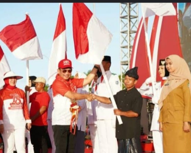 Momen Kemendagri bagikan bendera sebagai program pembagian 10 juta bendera yang dilakukan setiap menyambut Kemerdekaan RI. [Istagram]